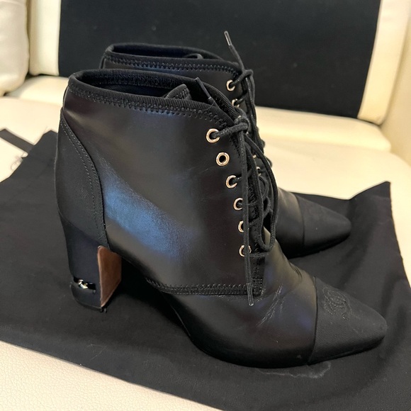 Chanel black leather cc logo chain lace up boots - Picture 12 of 16